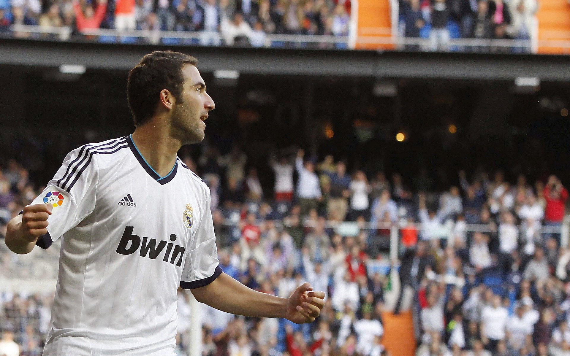 凯恩赛后谦逊发言登热搜,阿森纳血战皇家马德里引发热议